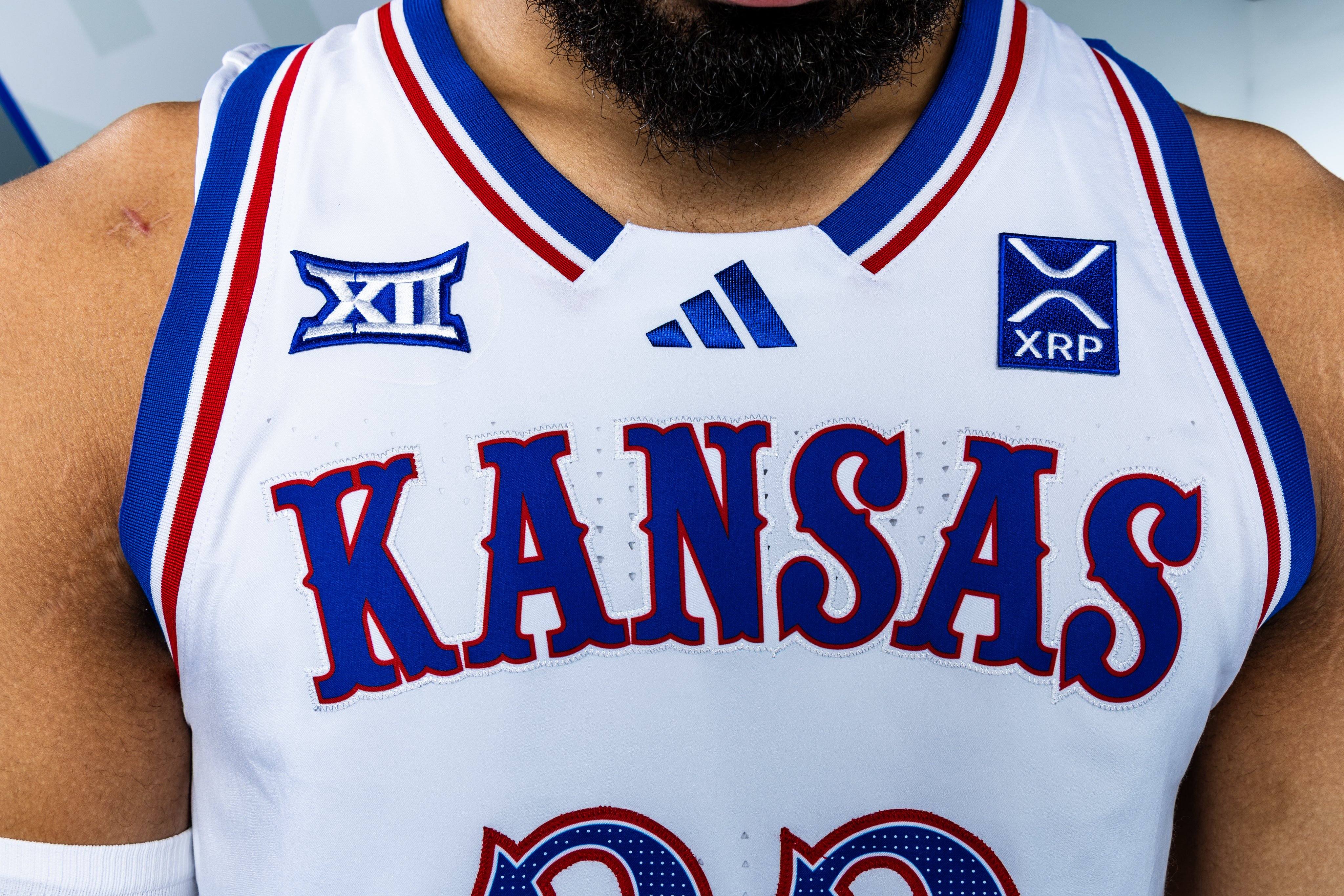 Ripple coloca XRP nos uniformes do Kansas Jayhawks em parceria esportiva