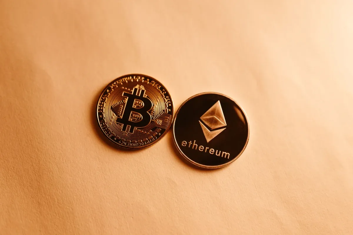 ETFs de Bitcoin têm saídas e Ethereum atrai capital nos EUA