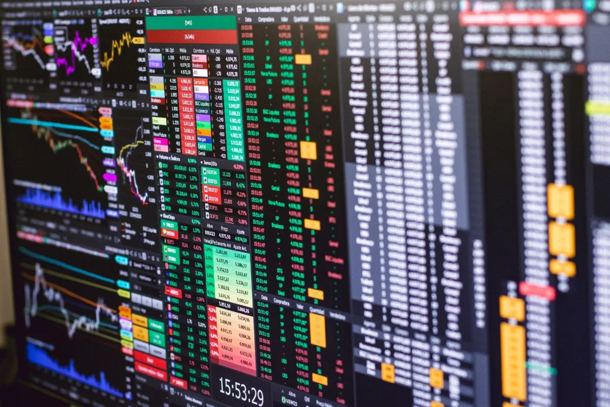Nasdaq dispara 1,2% e S&P 500 renova máxima durante sessão com impulso da IA