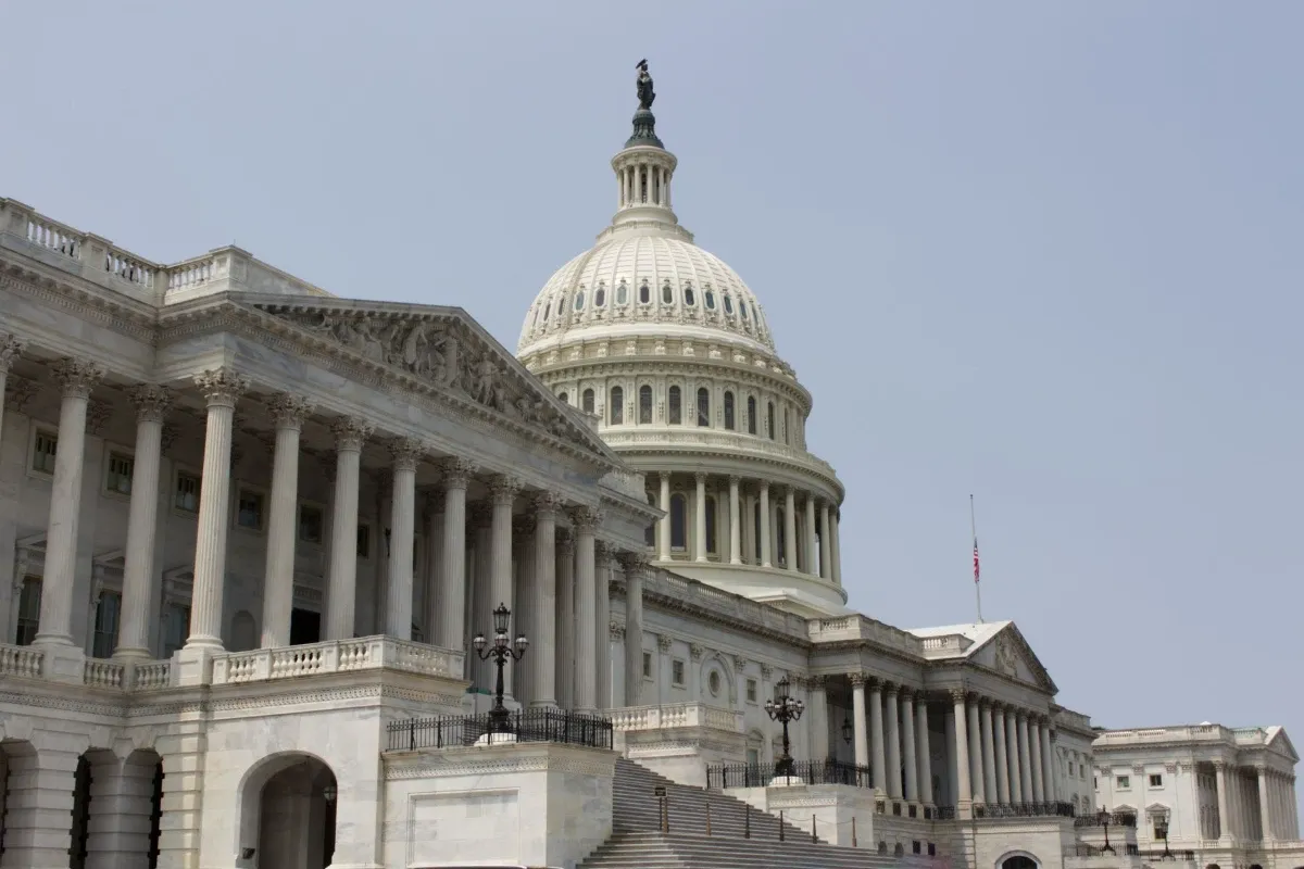 Clarity Act hoje: Projeto de Lei entra na reta final no Senado dos EUA em meio a disputa sobre ética cripto