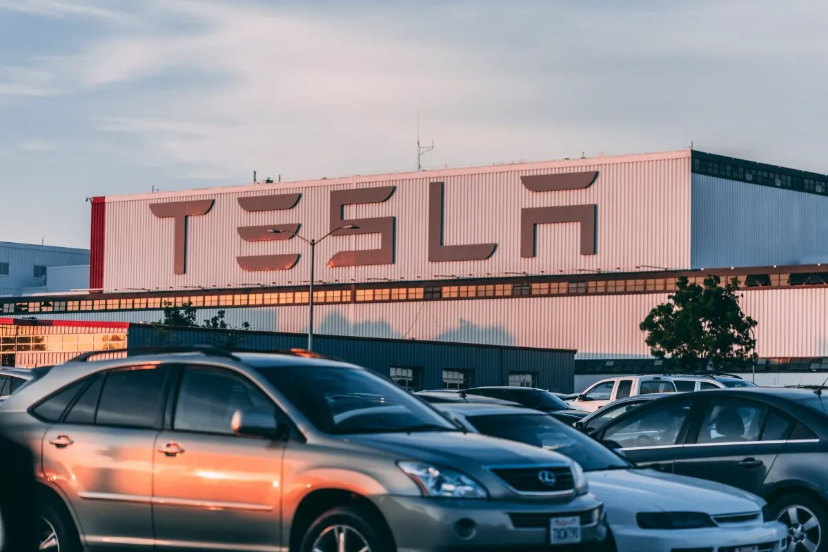 Ações da Tesla despencam 14% e Alphabet cai com pressão da IA
