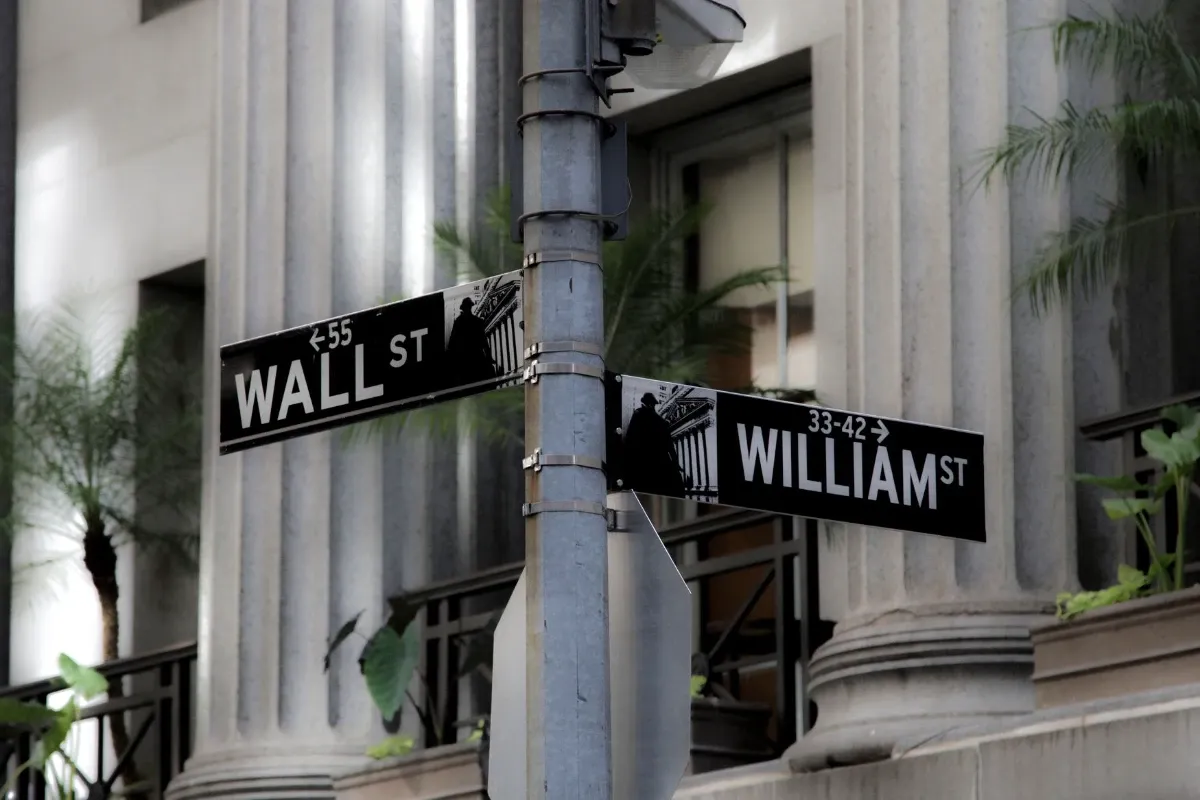 Marché boursier américain aujourd’hui : le Dow monte, le Nasdaq recule et les droits de douane de Trump font bouger Wall Street