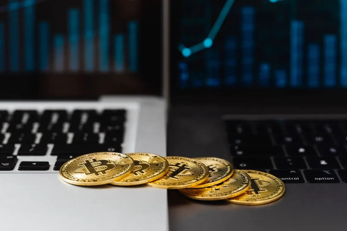 Bitcoin recupera US$ 60 mil enquanto altcoins acompanham alta