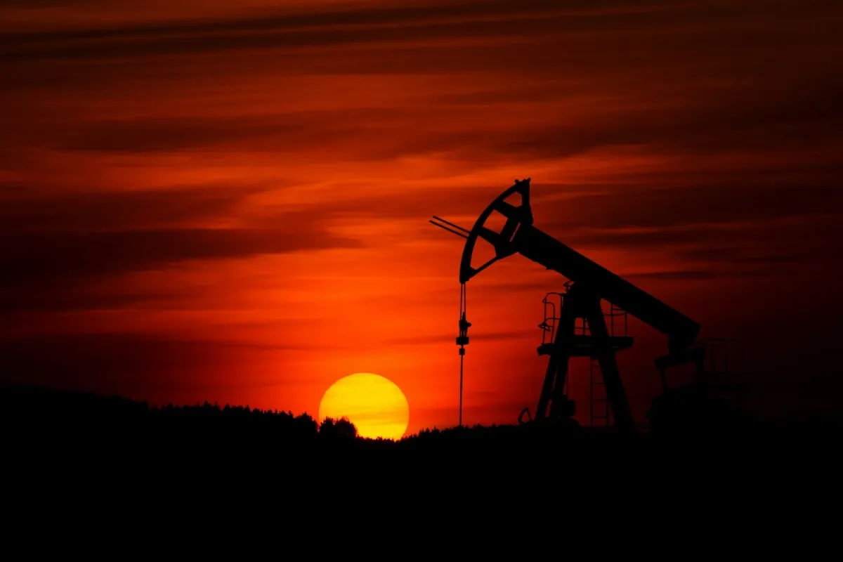 Petróleo Brent hoje supera US$ 90 com tensão entre EUA e Irã